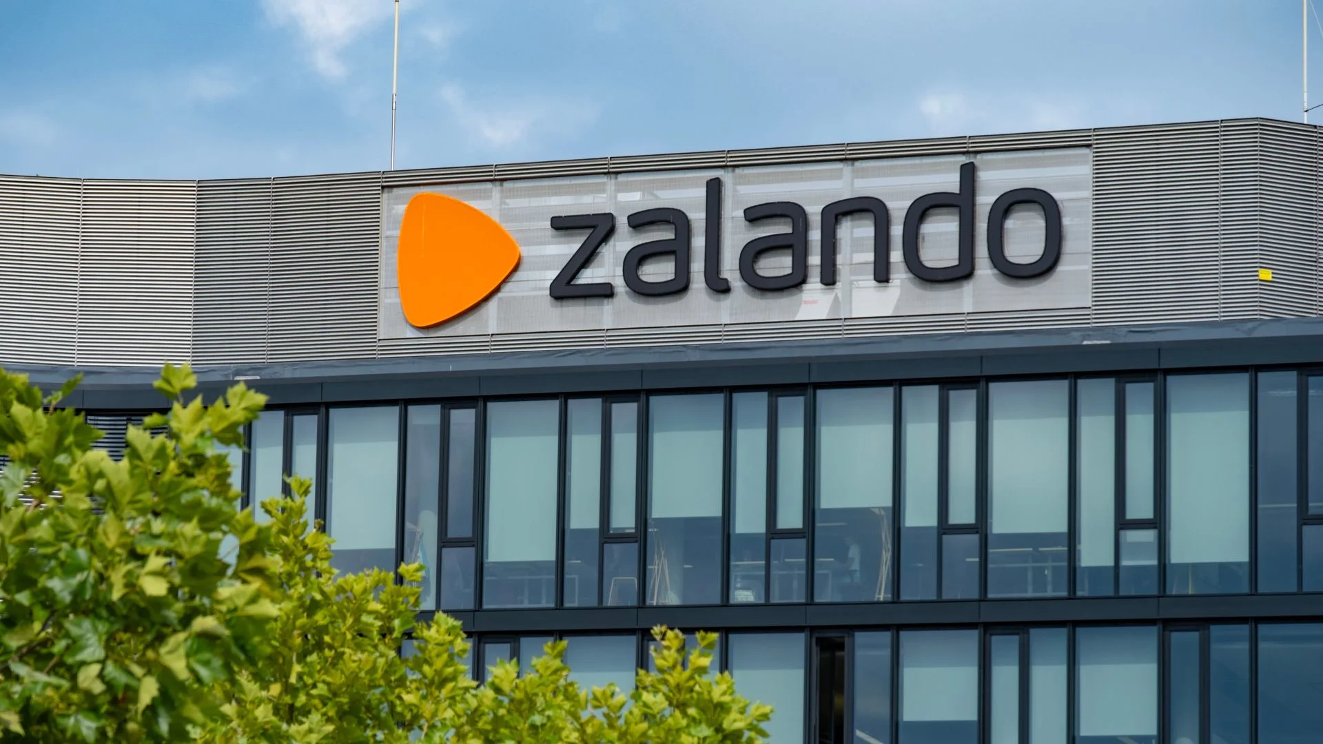 Zalando zamyka wielki magazyn. 500 Polaków z dnia na dzień bez pracy budynek firmy Zalando.