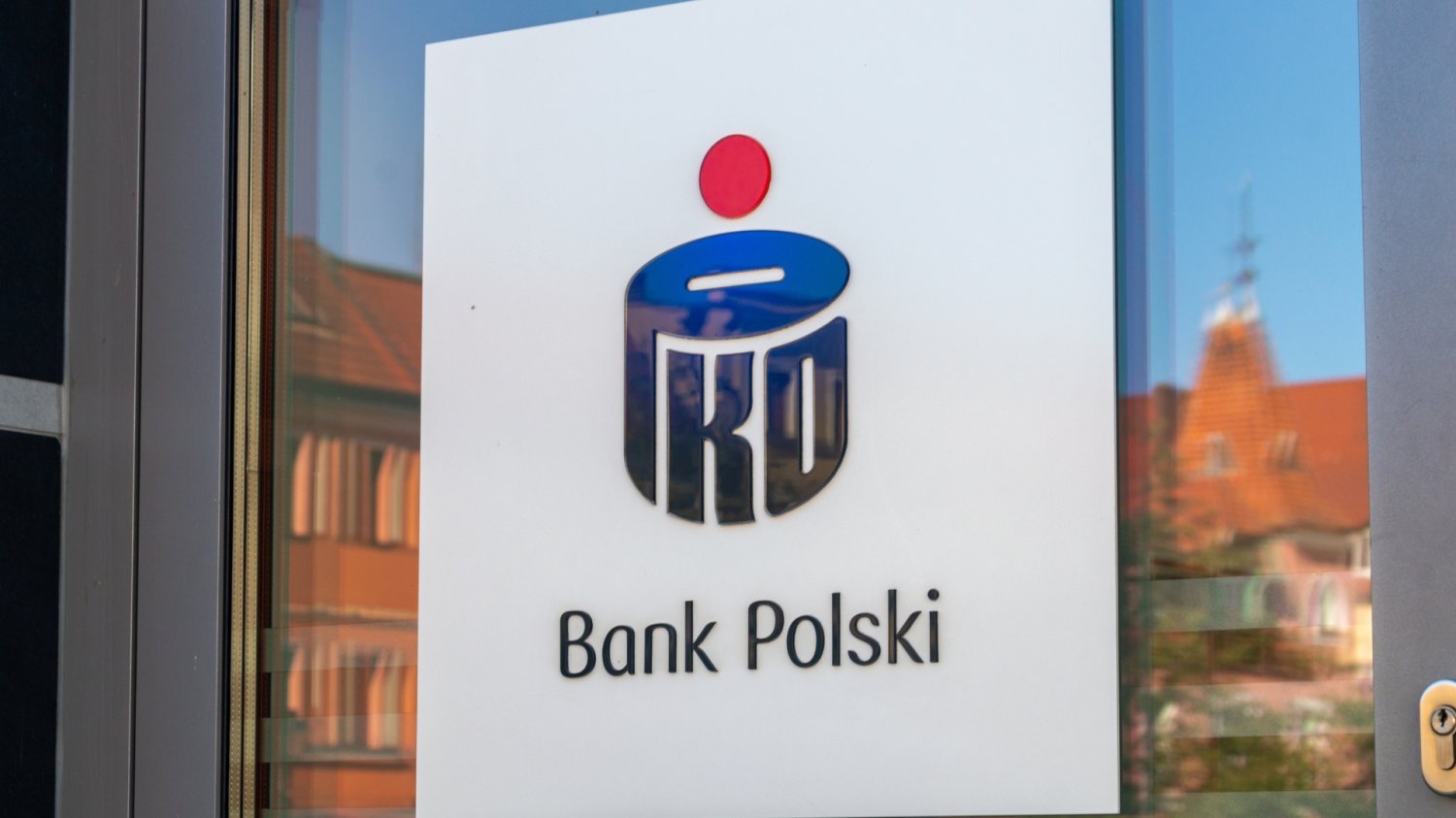 PKO BP wydał ważny komunikat. Oszuści tylko na to czekają. Drzwi do budynku PKO BP w Kątach Wrocławskich.