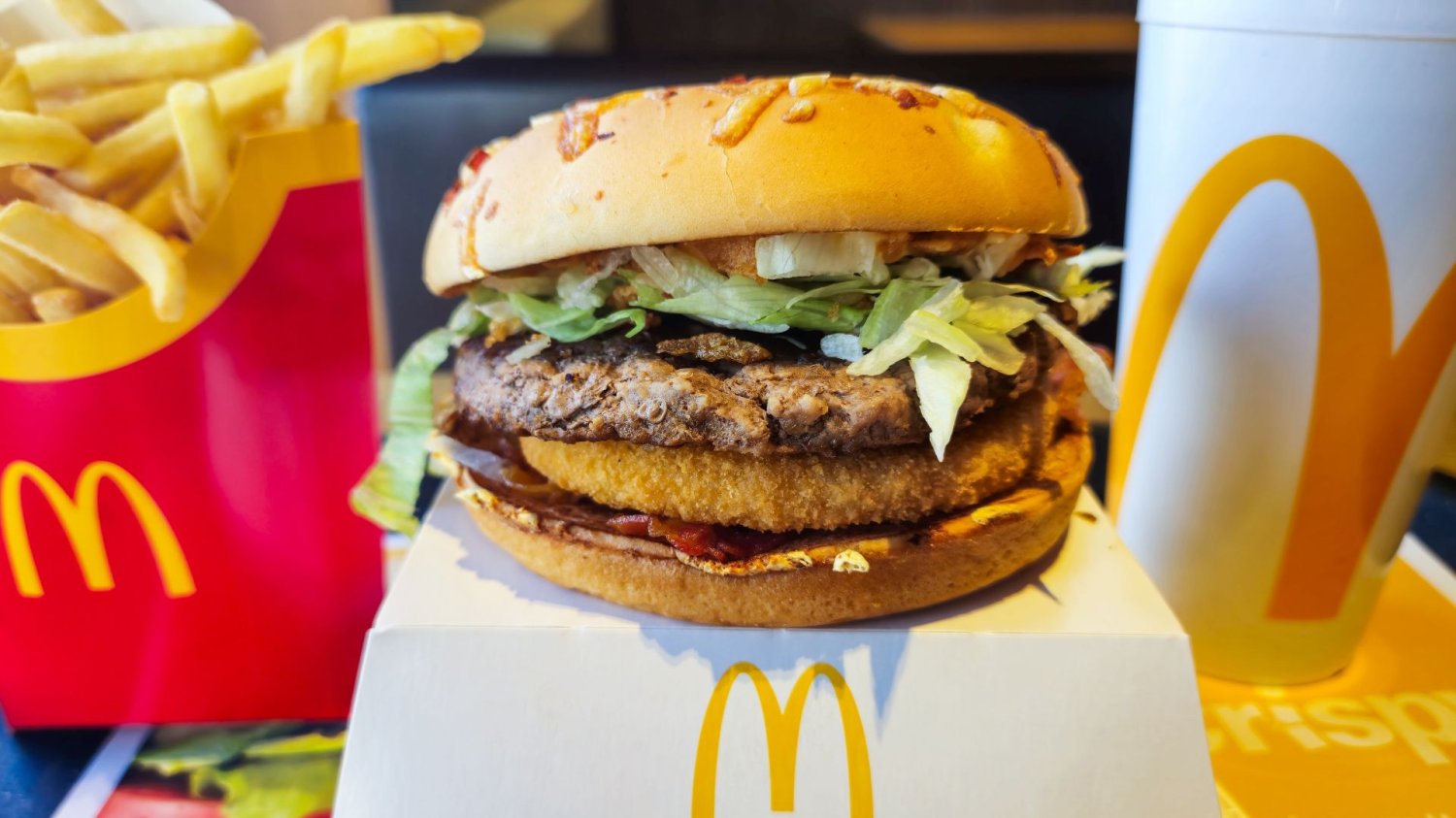 Burger Drwala, frytki, napój w McDonald's.