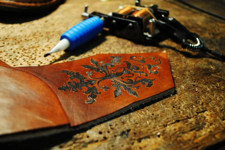 Buty w pracowni The Shoemaker powstają m.in. przy wykorzystaniu technik tatuażu.