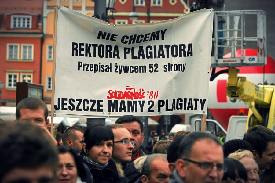 Protest w sprawie plagiatu, jakiego miał się dopuścić rektor Akademii Medycznej we Wrocławiu.