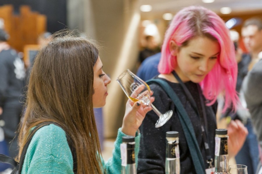 Producent whisky Johnnie Walker otwiera się na nowe grupy klientów, a zarazem chce walczyć z seksizmem w branży.