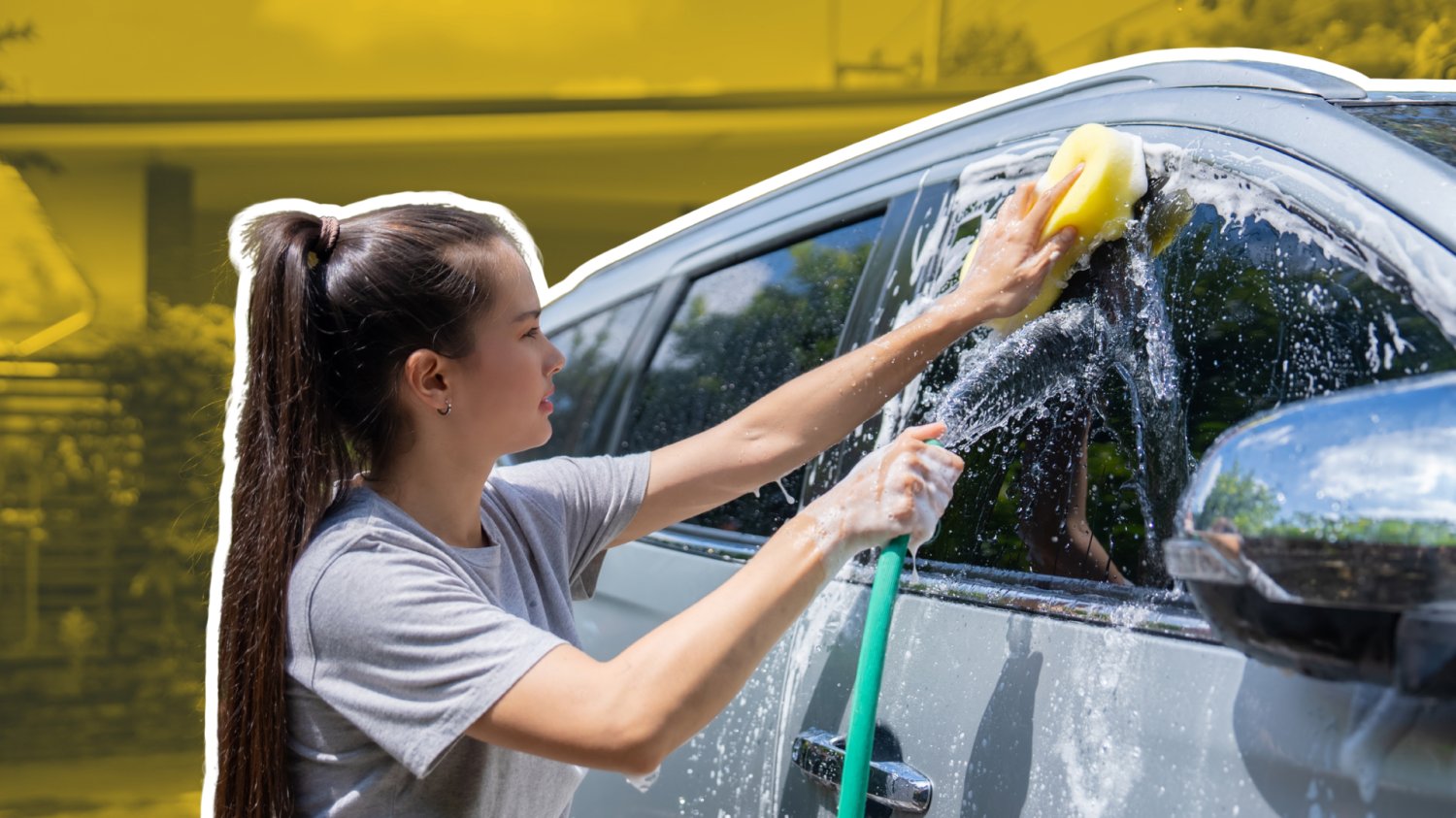Rząd przygotował nowy program dla Polaków. Kto się spóźni, ten zapłaci więcej Kobieta myje auto przed swoim domem.