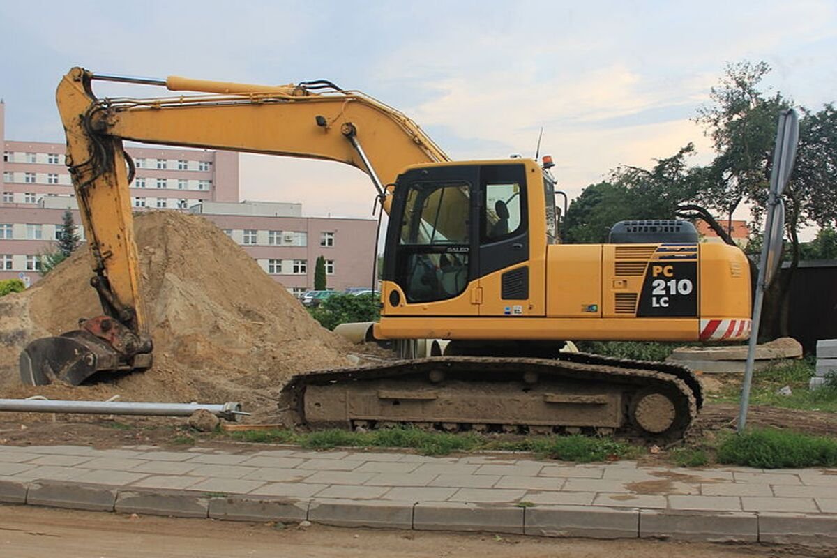 Koparka wjechała w sklep Biedronka. Była to próba kradzieży bankomatu.