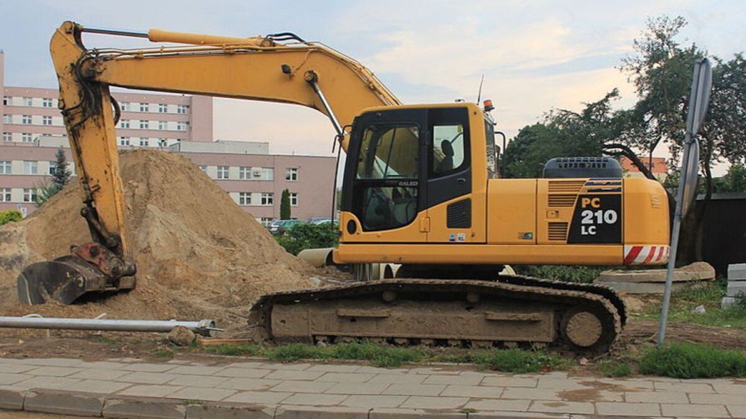 Koparka wjechała w sklep Biedronka. Była to próba kradzieży bankomatu.
