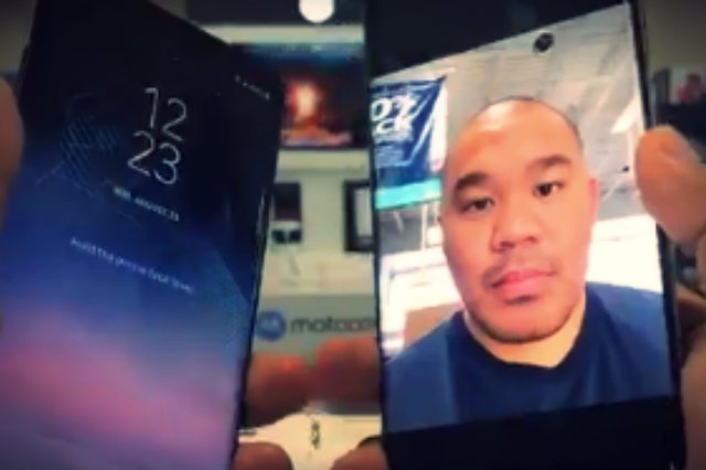 Mel Tajon wrzucił krótkie nagranie, na którym odblokowuje telefon za pomocą...drugiego telefonu