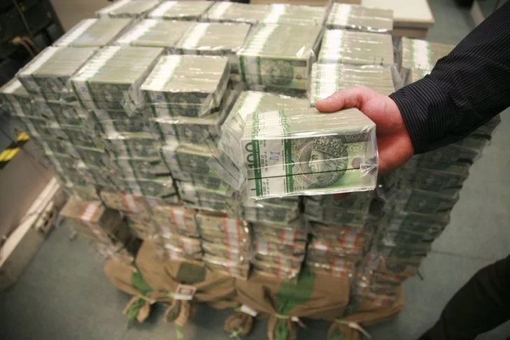 Aby sfinansować tarczę antykryzysową, rząd będzie musiał musiał pożyczyć od 100 do 130 mld zł - oceniają ekonomiści.