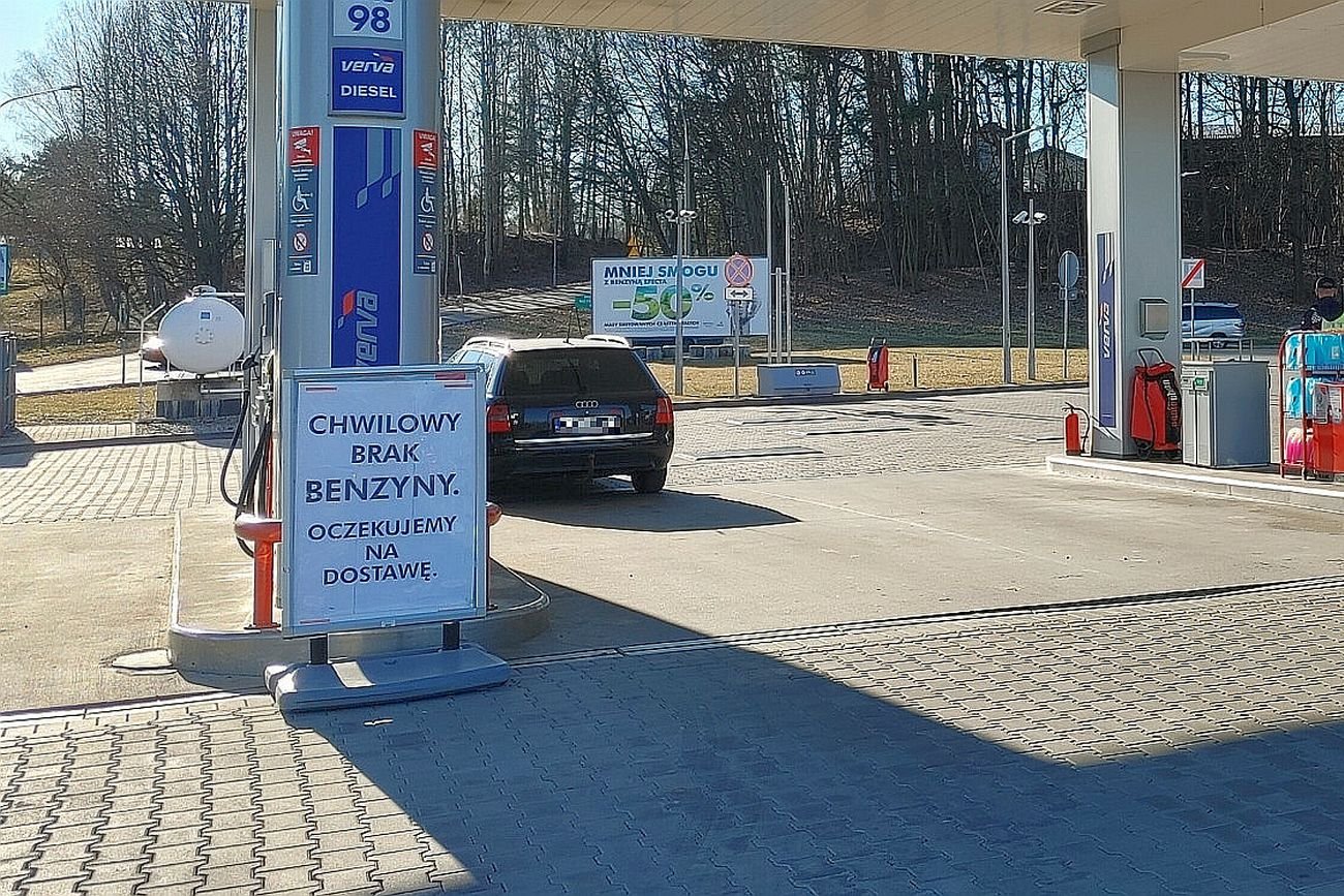 Dziś taka szczerość na stacji Orlenu byłaby nie do pomyślenia. W razie braku paliwa, personel ma wywieszać plakietki z informacją o rzekomej "awarii" pompy lub dystrybutora