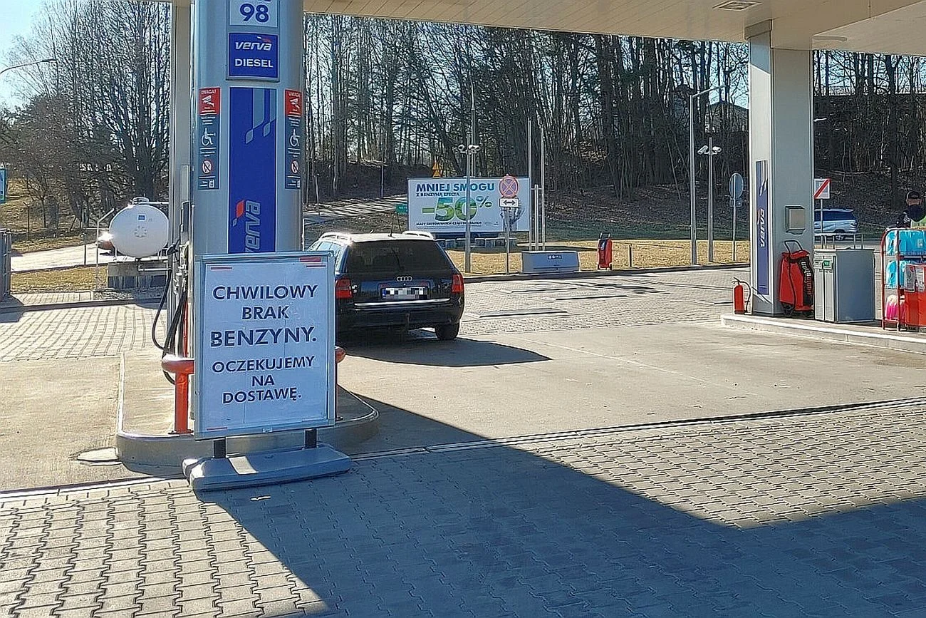 Dziś taka szczerość na stacji Orlenu byłaby nie do pomyślenia. W razie braku paliwa, personel ma wywieszać plakietki z informacją o rzekomej "awarii" pompy lub dystrybutora