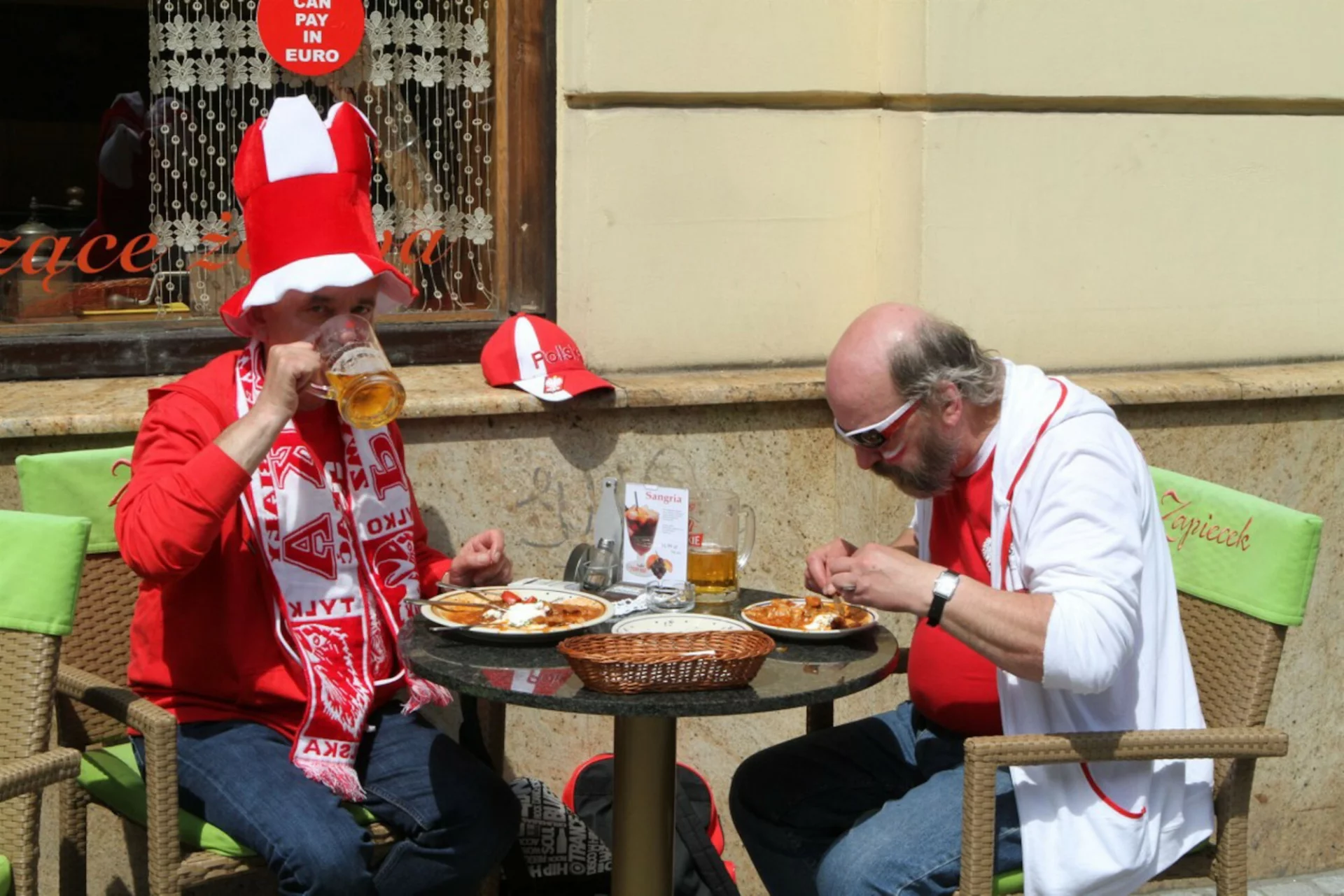 Ile kosztuje jedzenie na stadionie w Hanower a ile na PGE Narodowym?