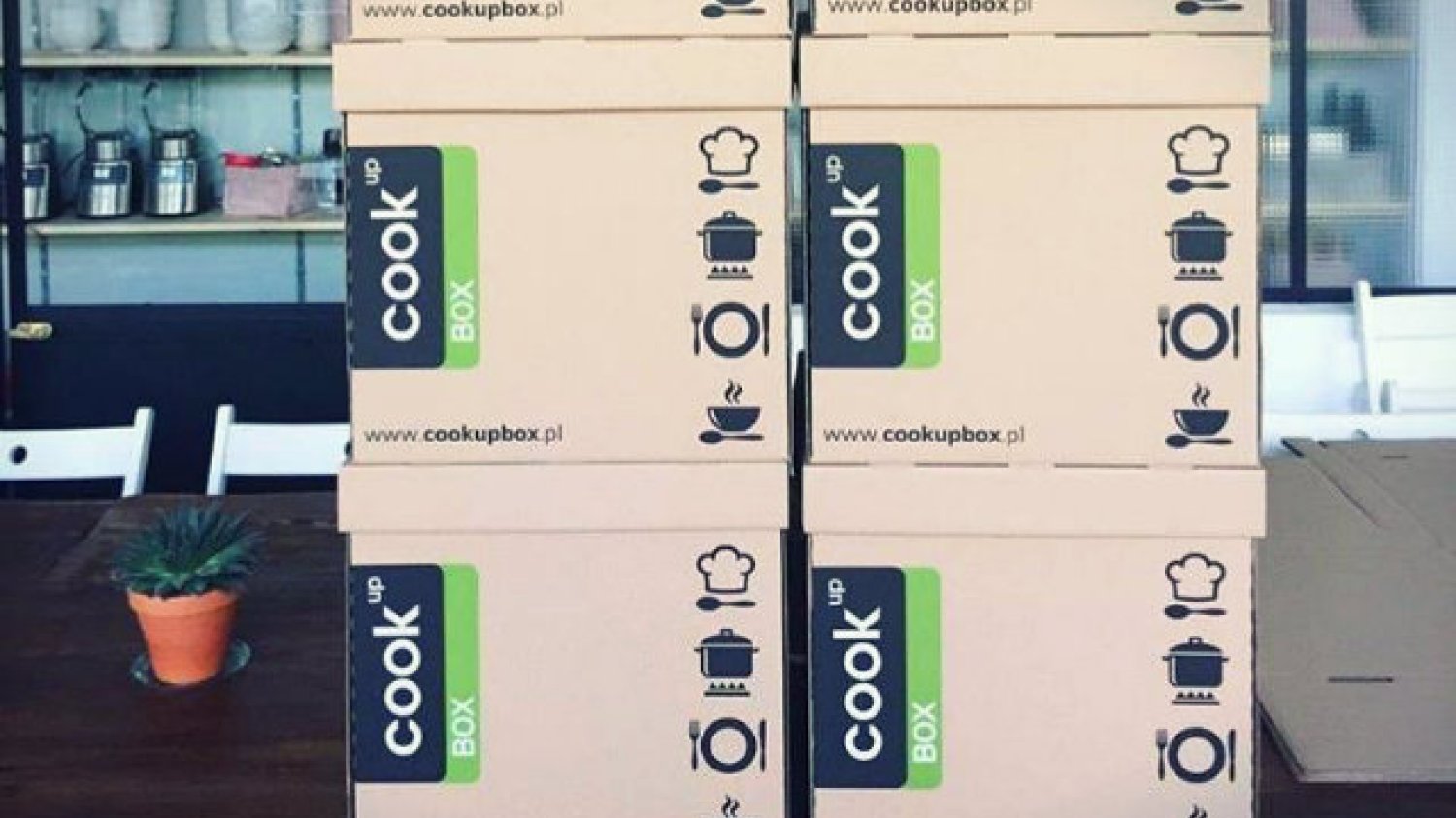 Recipe box to dostarczane do domu pudełko, które zawiera przepis i składniki niezbędne do przygotowania potrawy