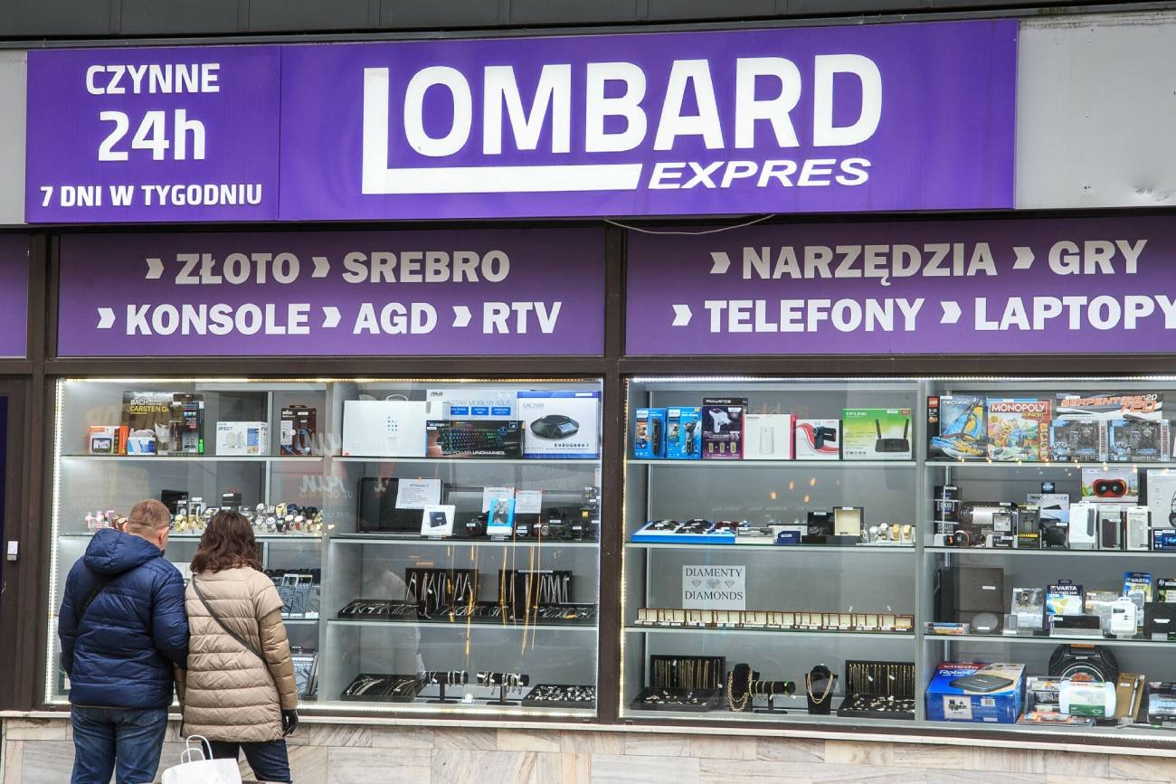 Ludzie przed lombardem w Warszawie