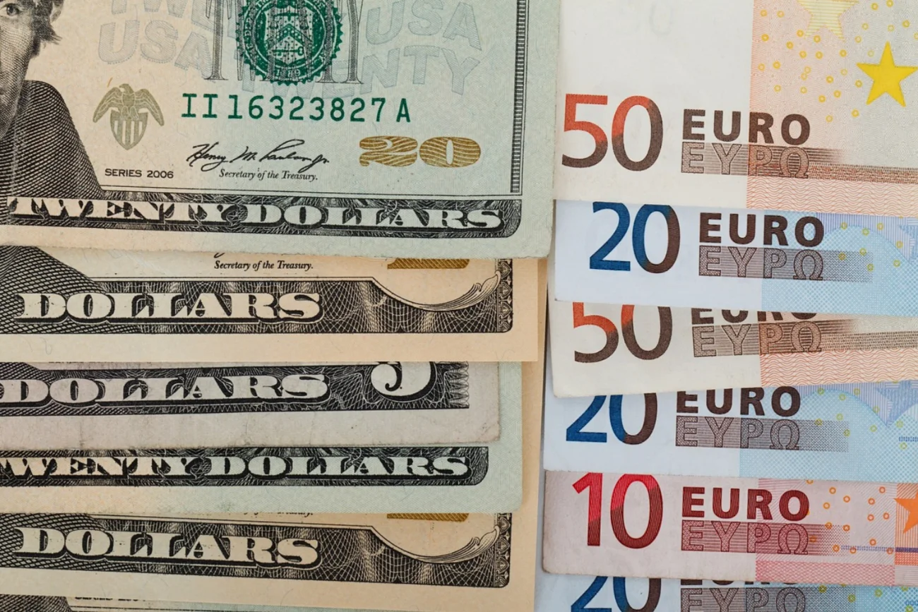 Banknoty dolary i euro.