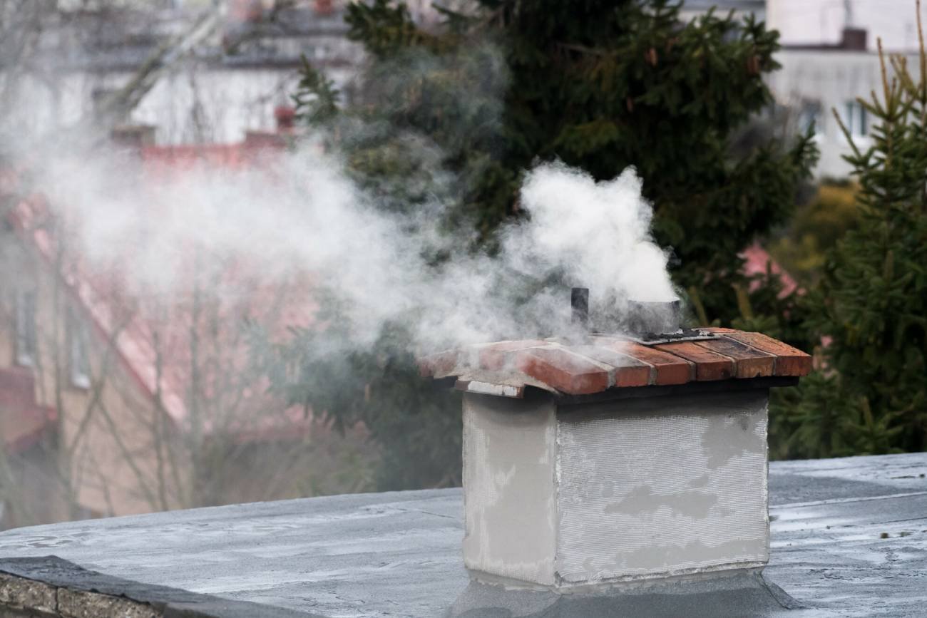 Dym wylatujący z komina domu