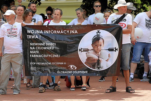 Dwaj lubińscy księża wprowadzili antyszczepionkowców do kościołów i pozwolili im zbierać podpisy pod projektem ustawy znoszącej obowiązek szczepień