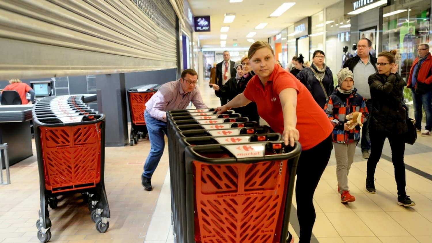 Według francuskich mediów, Carrefour może rozważać wyjście z Polski.