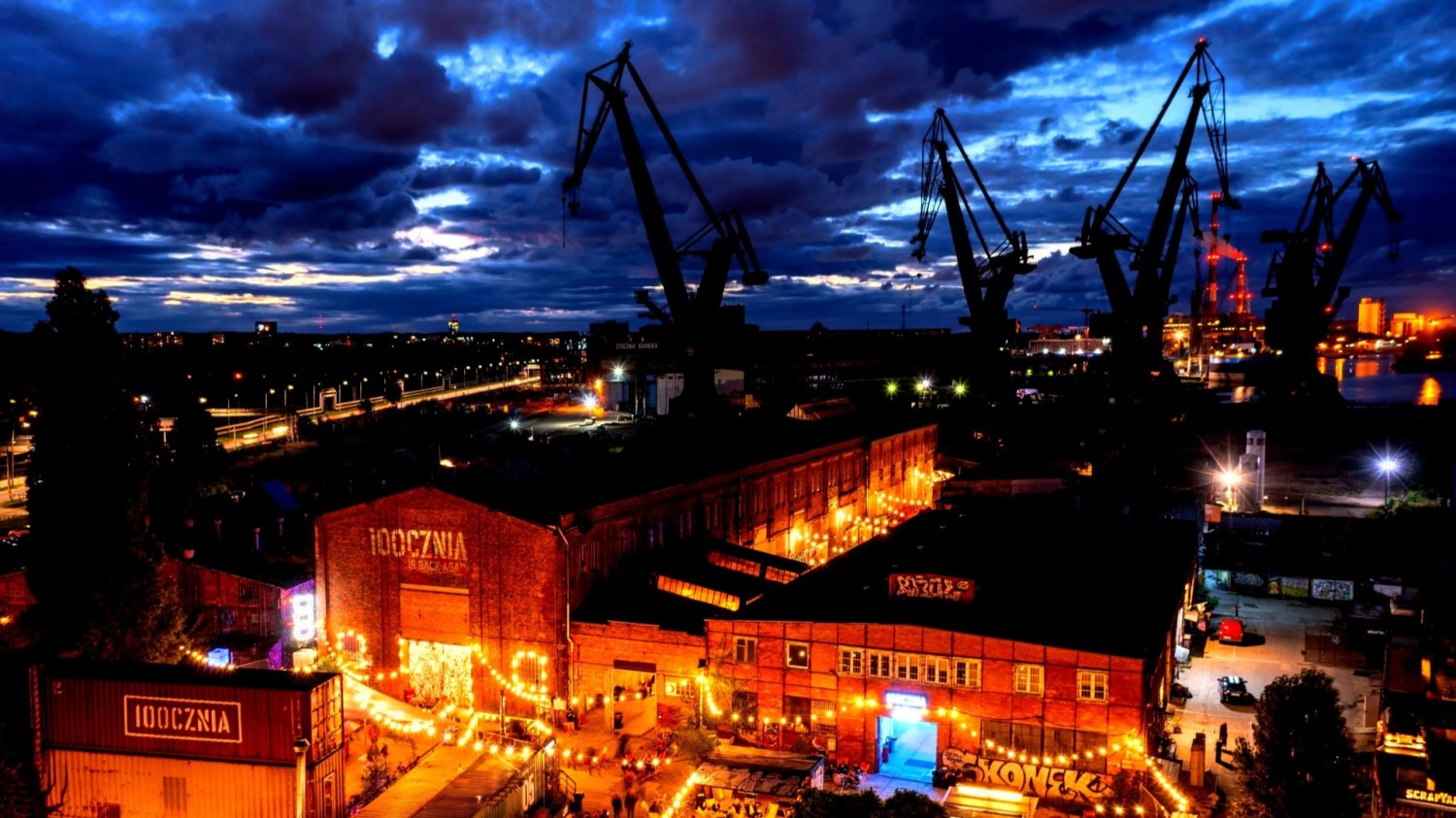 Gdańsk. Żurawie na tle wieczornego nieba górujące nad stocznią.