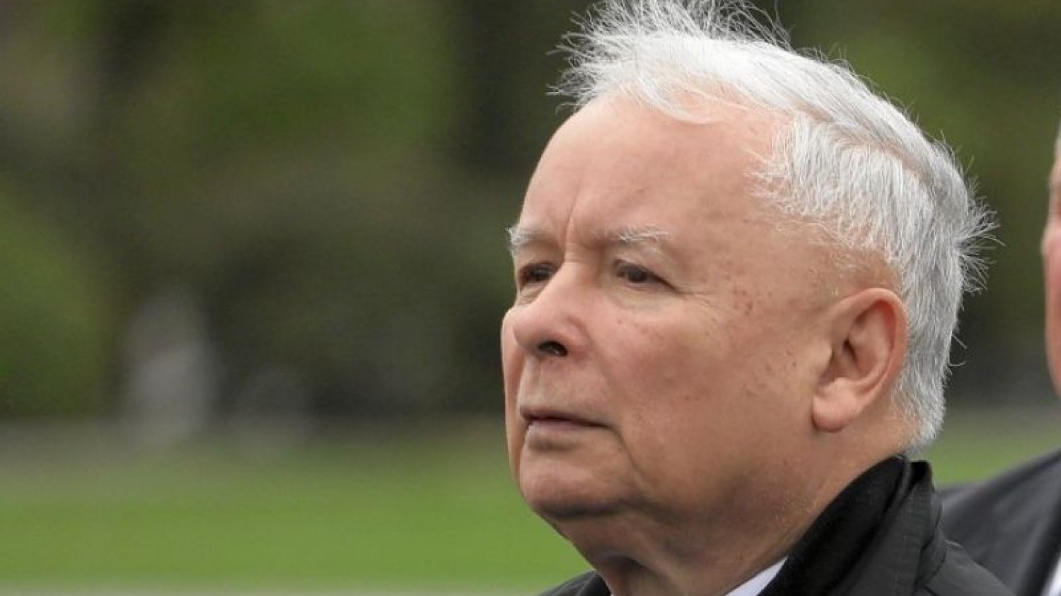 Baner z Jarosławem Kaczyńskim i napisem ***** *** zawisł na budynku poznańskiego ZUS-u w czwartek rano.
