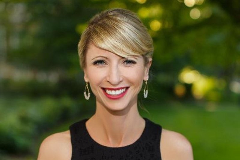 Psycholożka Amy Cuddy od lat analizuje mechanizm stojący u podstaw tzw. "pierwszego wrażenia". W swojej książce zdradza, co przesądza o tym, że nowo poznani ludzie oceniają nas pozytywnie