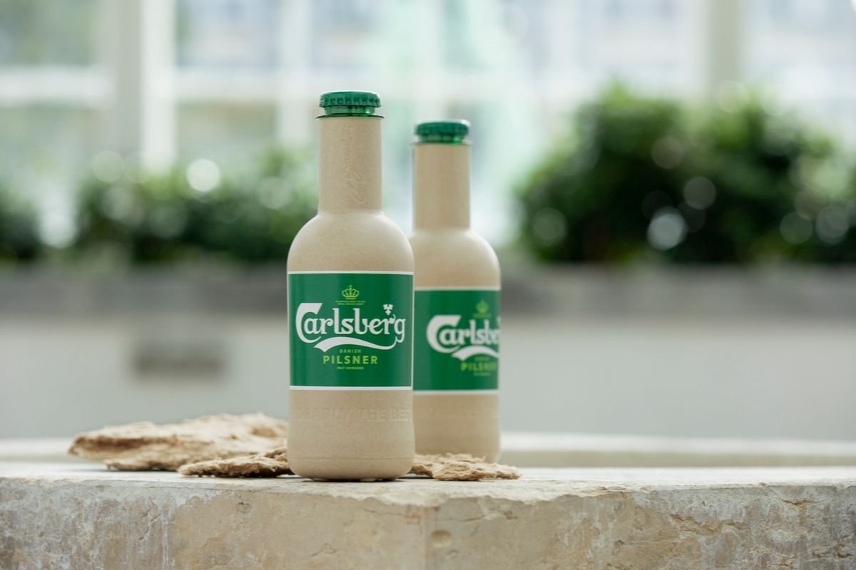 Carlsberg Green Fibre Bottle wygląda, jakby była zrobiona z papieru. Prototypy wykonane z włókna drzewnego i pokryte barierą polimerową.