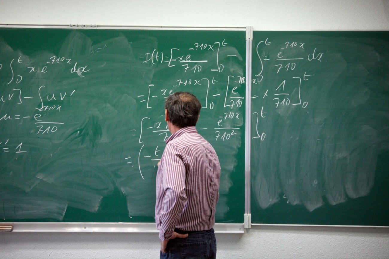 Nauczyciel przy tablicy.