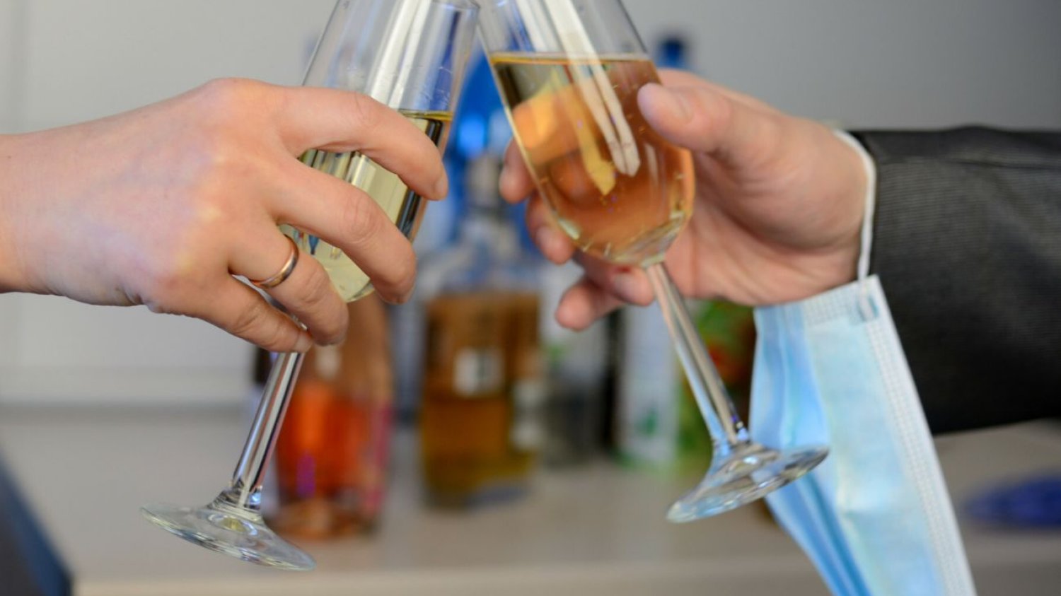 W pandemii Polacy ograniczyli alkohol.