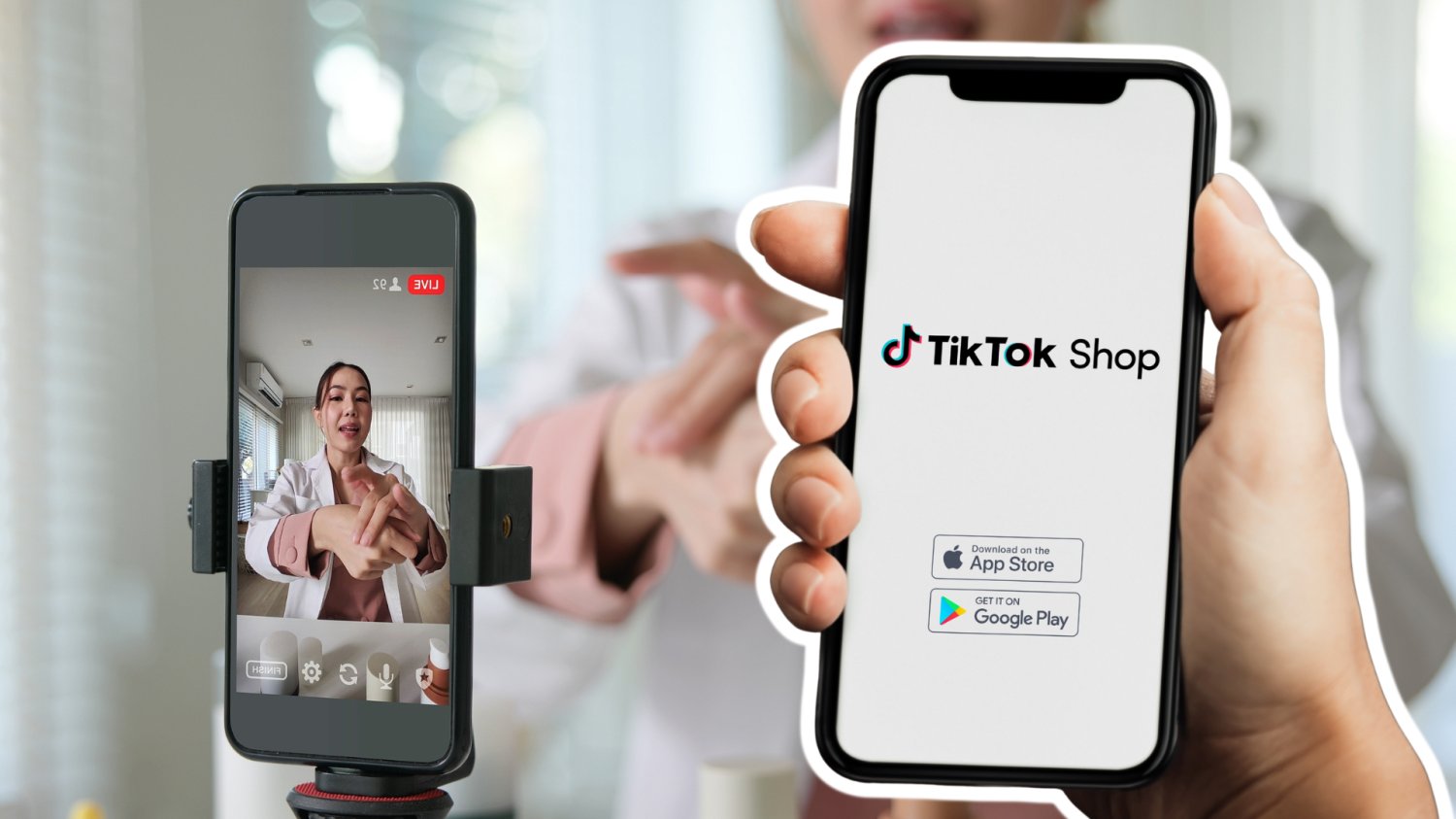 TikTok rusza po polski e-commerce. Temu i Allegro czują oddech konkurencji Kobieta nagrywa live'a z kosmetykami. Dłoń z telefonem i aplikacją TikTok Shop.