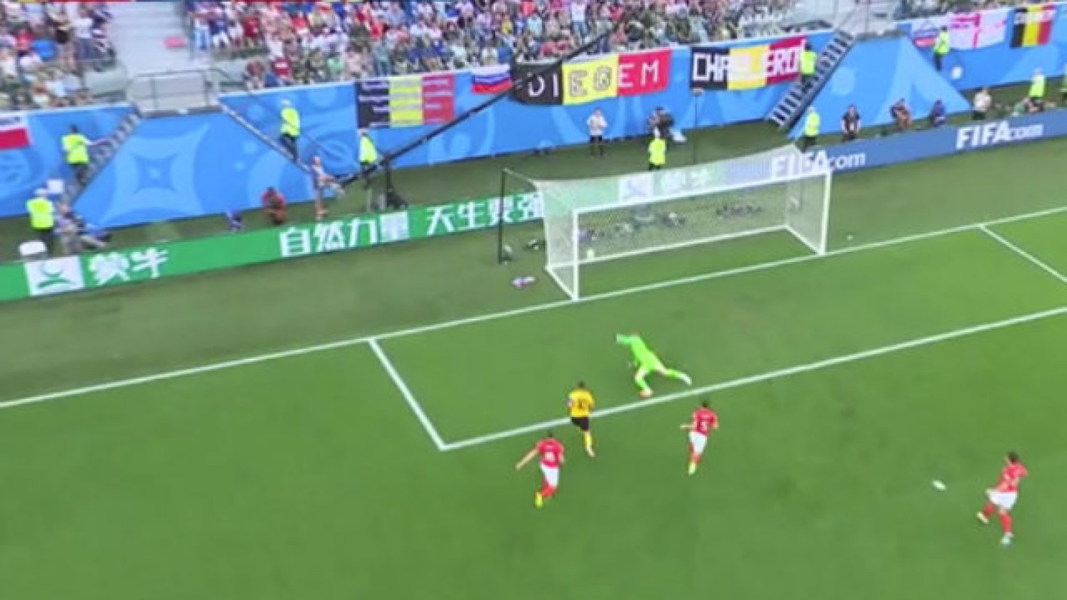 Jedna z belgijskich sieci z elektroniką obiecała kibicom reprezentacji, że po strzeleniu przez „Czerwone Diabły” co najmniej 16 bramek na mundialu, odda pieniądze kibicom, którzy kupili telewizory