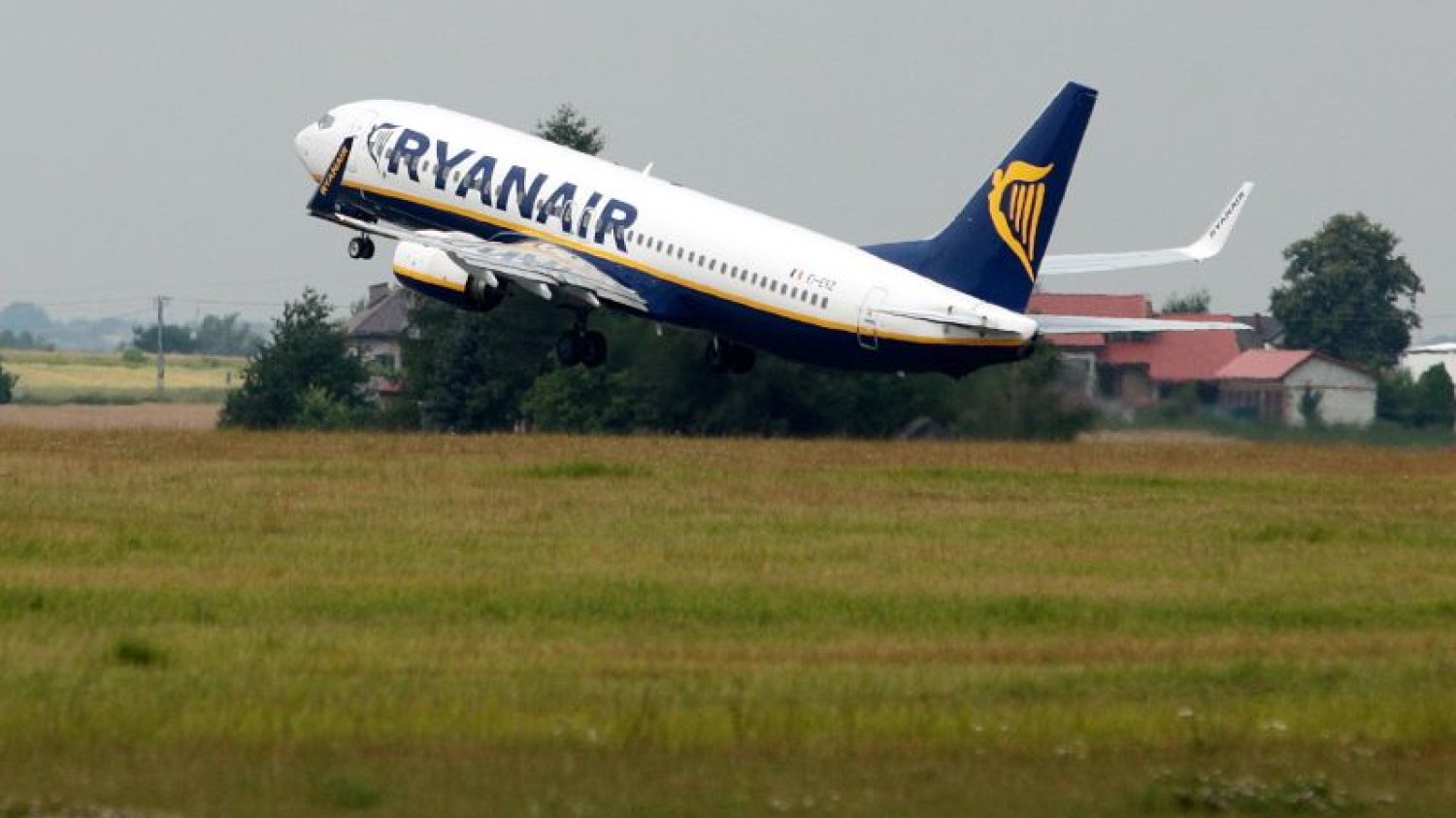 Część samolotów Ryanair zniknie z polskich lotnisk, zastąpione nową marką