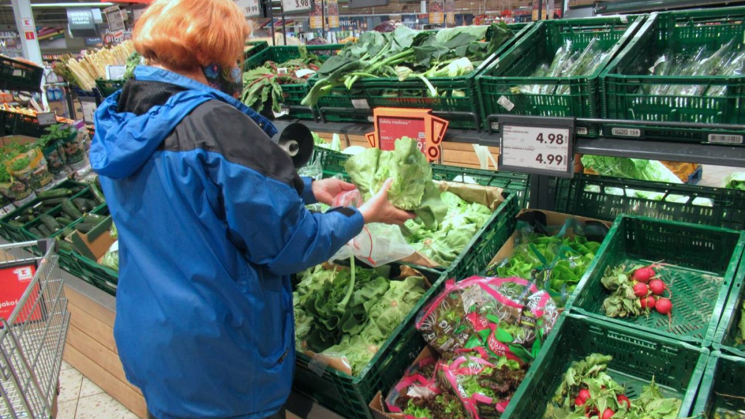 Zakupy w supermarkecie, stoisko z warzywami