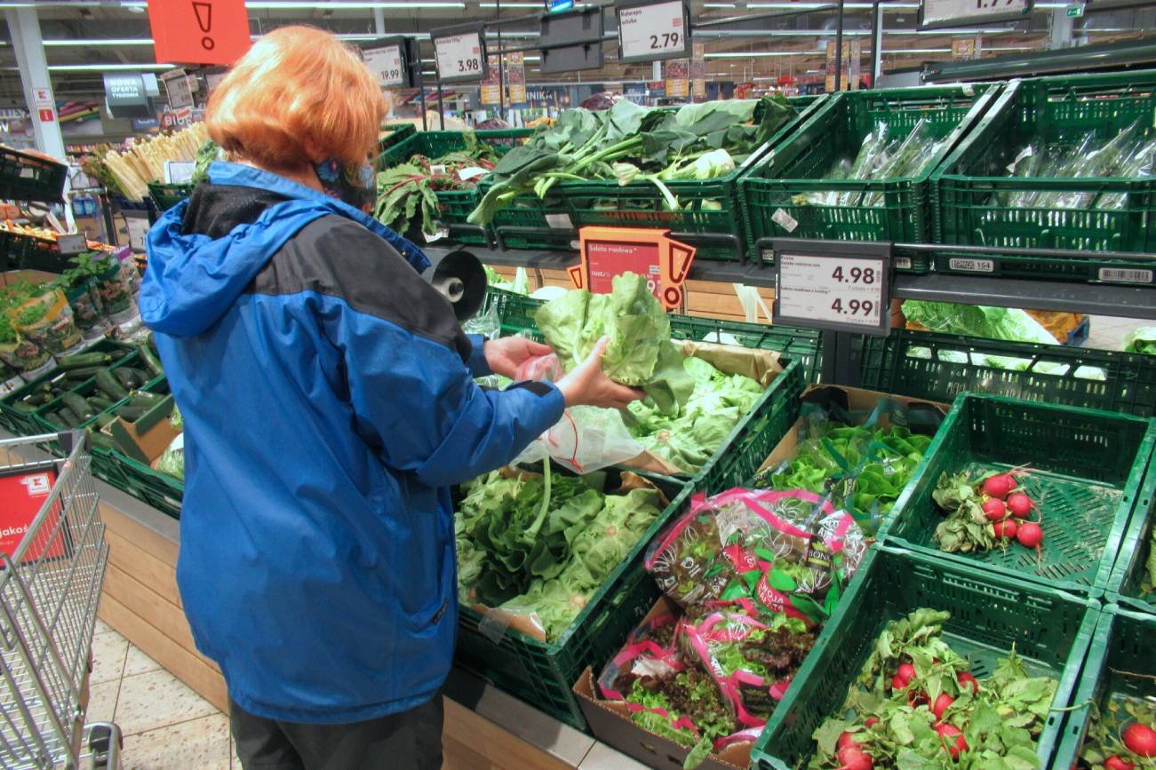 Zakupy w supermarkecie, stoisko z warzywami