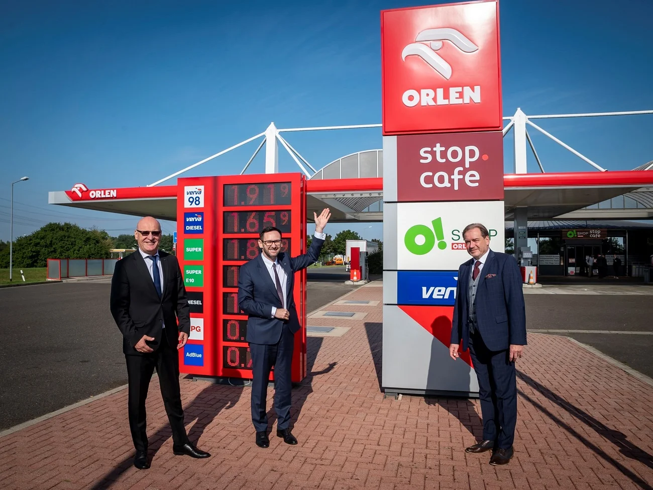 Daniel Obajtek podczas otwarcia stacji pod marką własnąOrlen we Flensburgu.