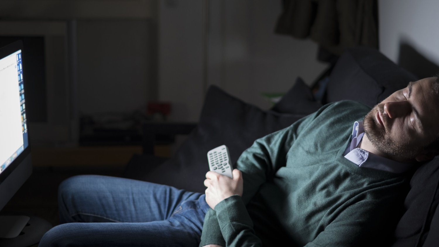męzczyzna zasnął przed telewizorem