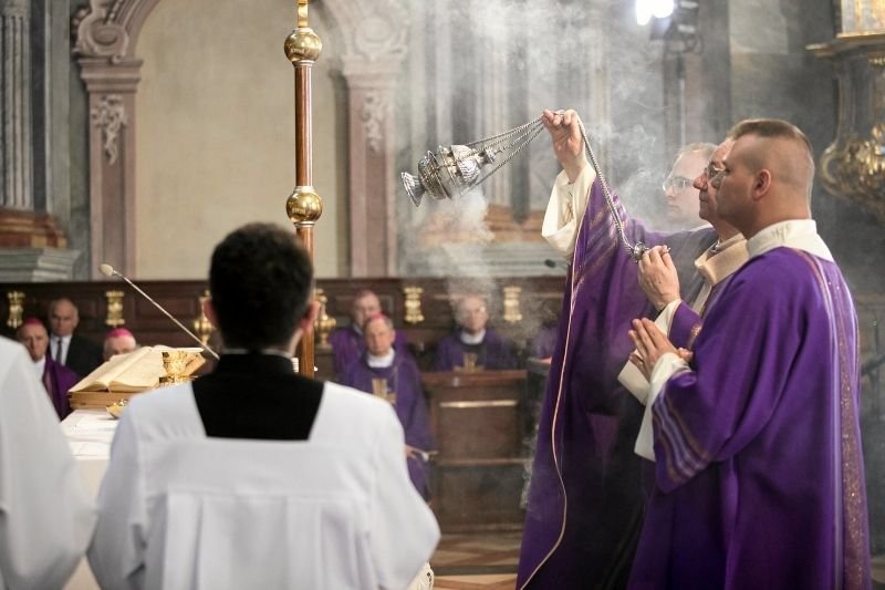 Księża będą walczyć ze smogiem w ramach nowej akcji "Bóg daje życie – smog je odbiera".