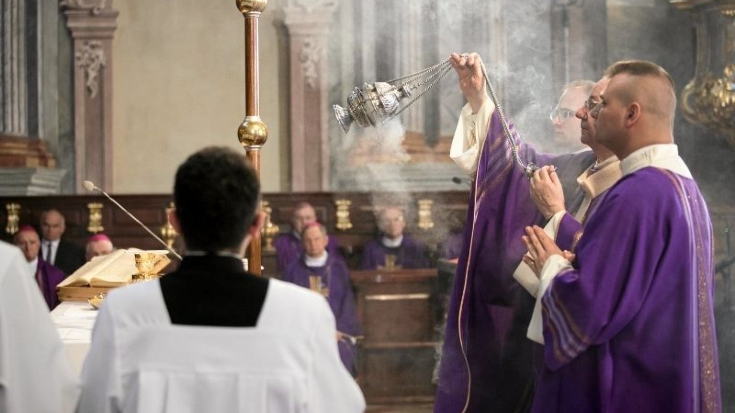 Księża będą walczyć ze smogiem w ramach nowej akcji "Bóg daje życie – smog je odbiera".