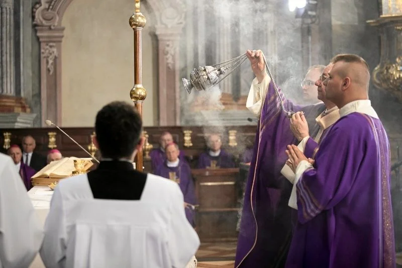 Księża będą walczyć ze smogiem w ramach nowej akcji "Bóg daje życie – smog je odbiera".
