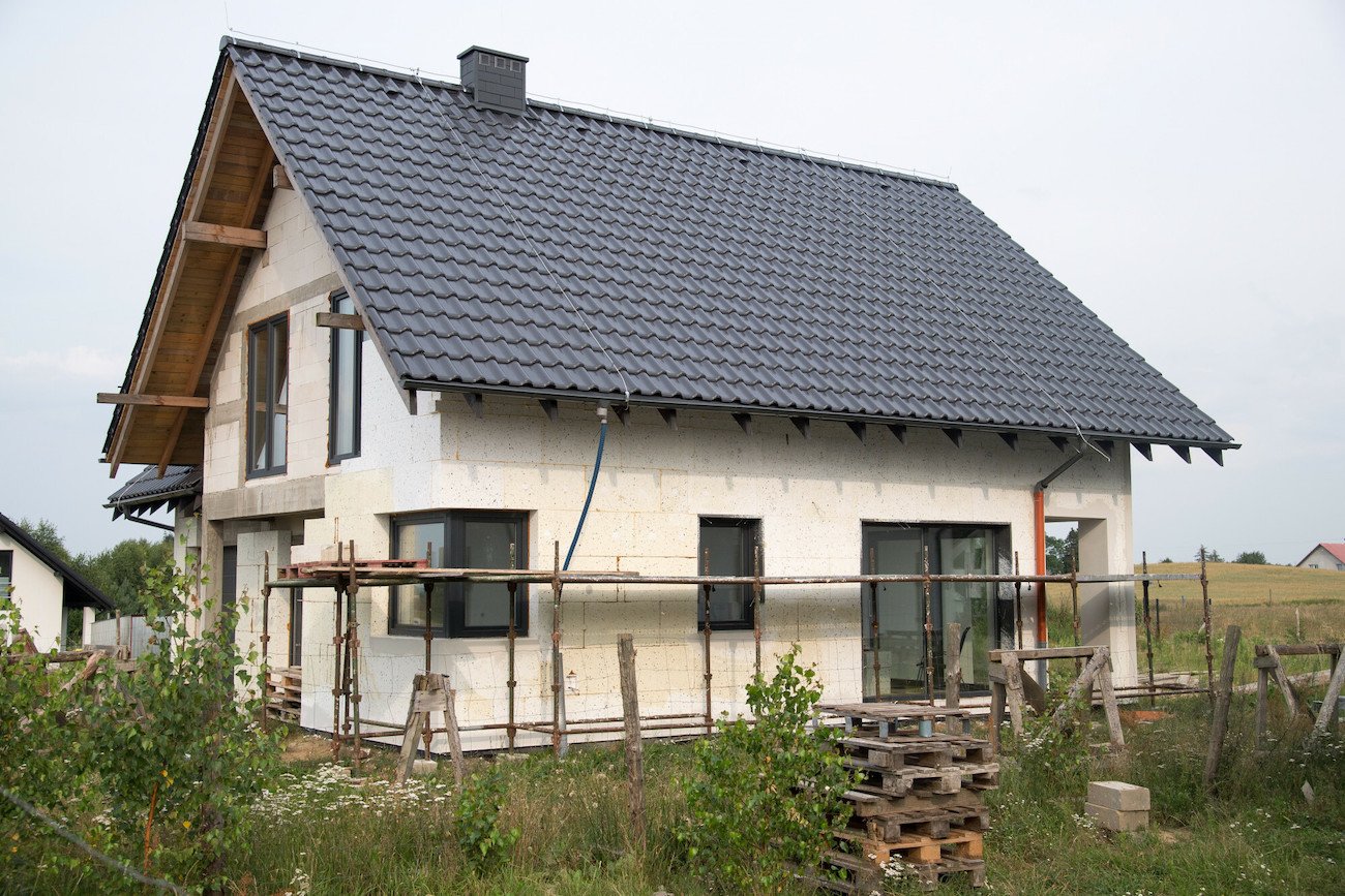 Polacy porzucają budowy domów