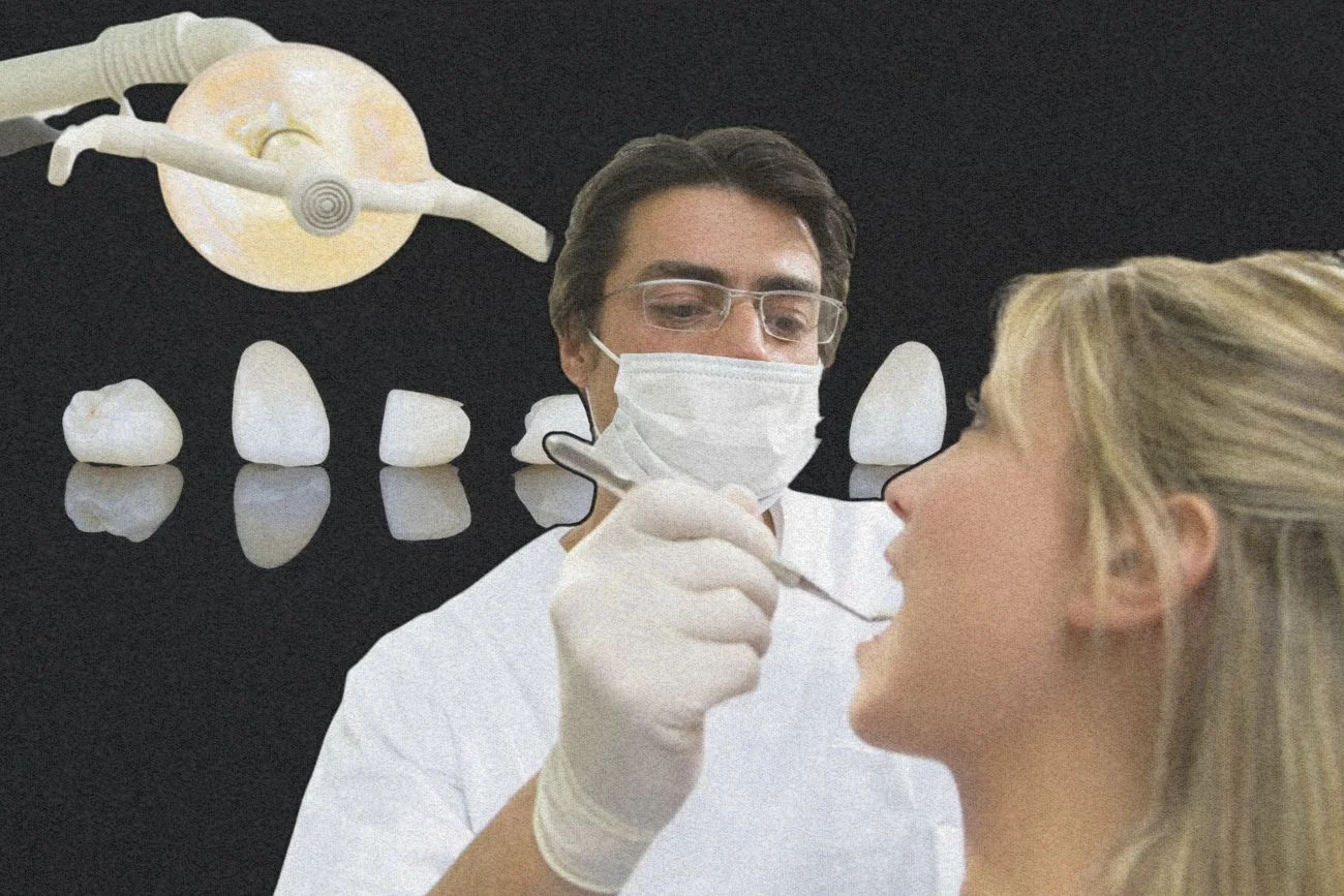 Dentysta w pacy na tle koronek.