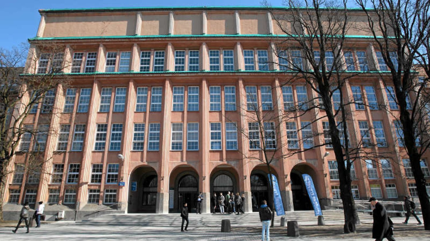 7 polskich uczelni, po których zarabia się najwięcej.