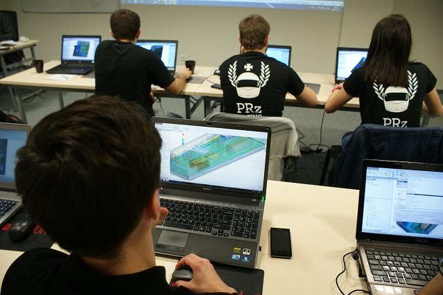 Studenci Politechniki Rzeszowskiej w trakcie pracy z programem do projektowania 3D.