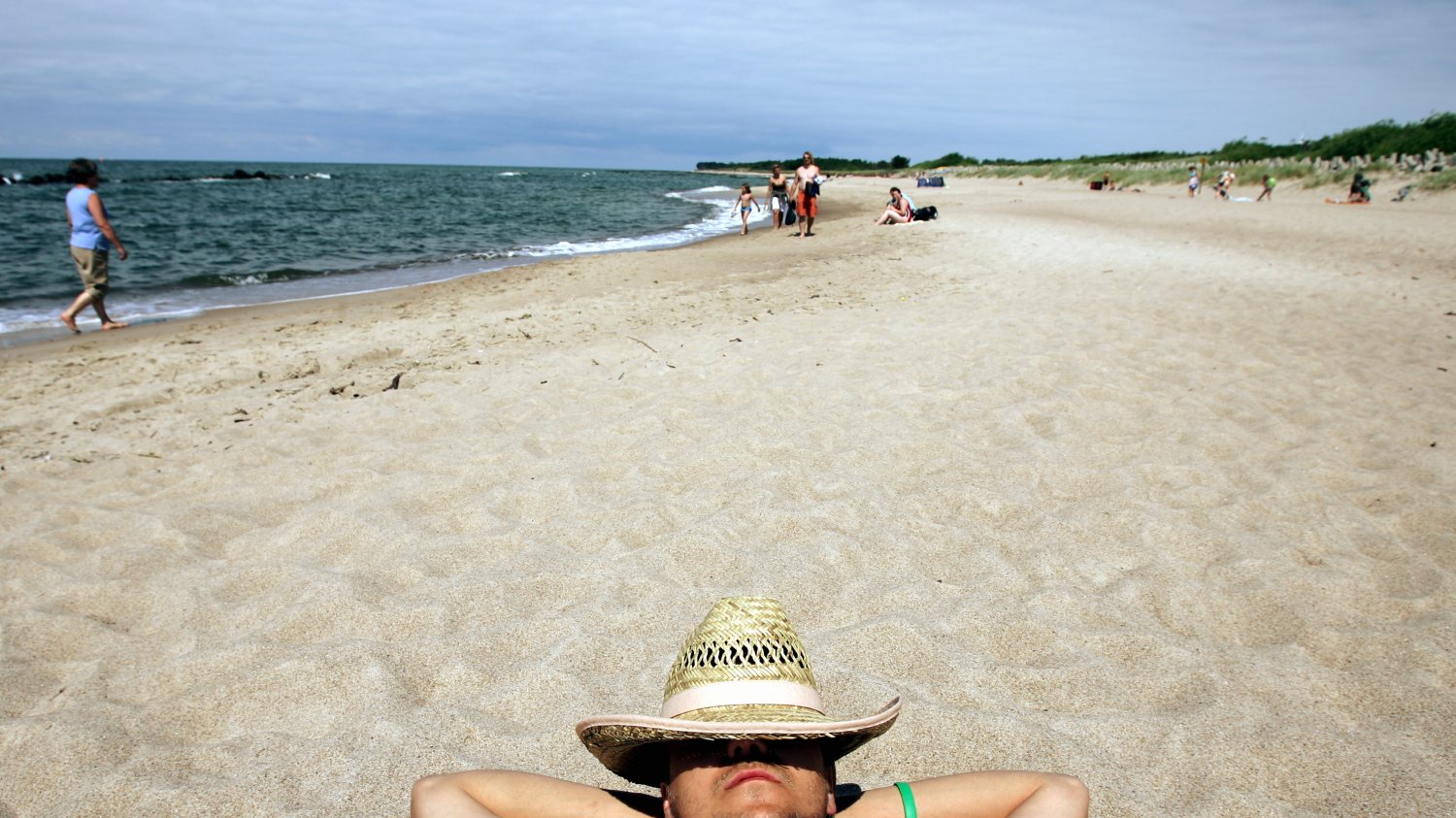 Kolejki przy wejściu na plażę, plażowicze co 15 metrów, obowiązkowe maseczki. Tak mogą wyglądać tegoroczne wakacje nad polskim morzem.