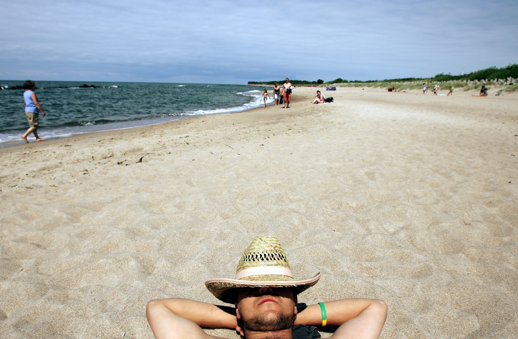 Kolejki przy wejściu na plażę, plażowicze co 15 metrów, obowiązkowe maseczki. Tak mogą wyglądać tegoroczne wakacje nad polskim morzem.