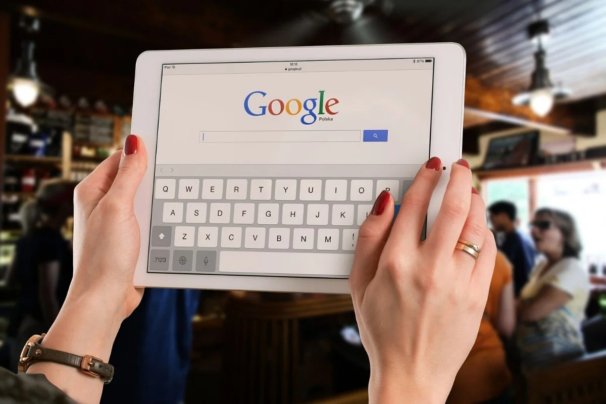 Google chce pomóc firmom kurierskim. Wprowadzi do wyszukiwarki opcję śledzenia paczek