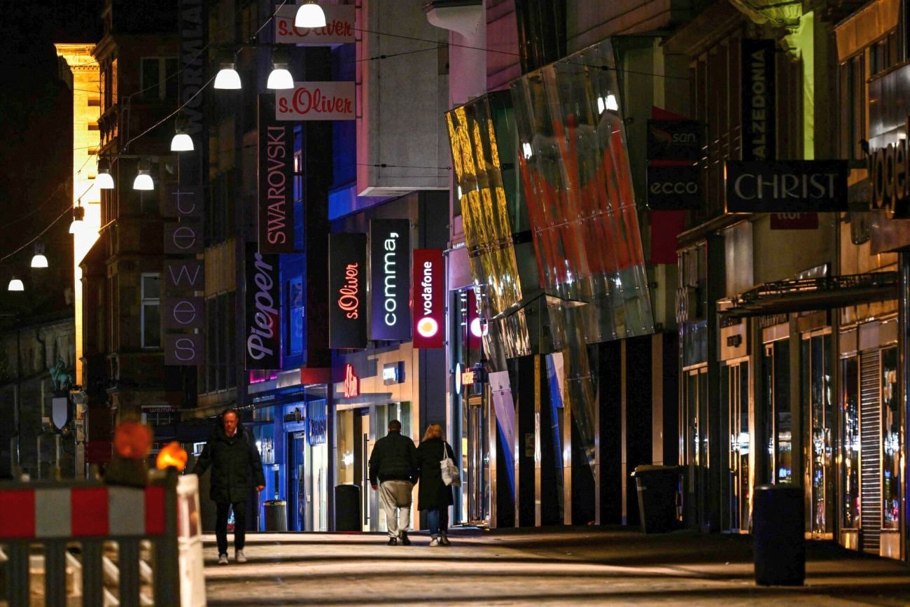 Sklepy w Niemczech wyłączyły już nocne oświetlenie - wszyscy starają się oszczędzać energię