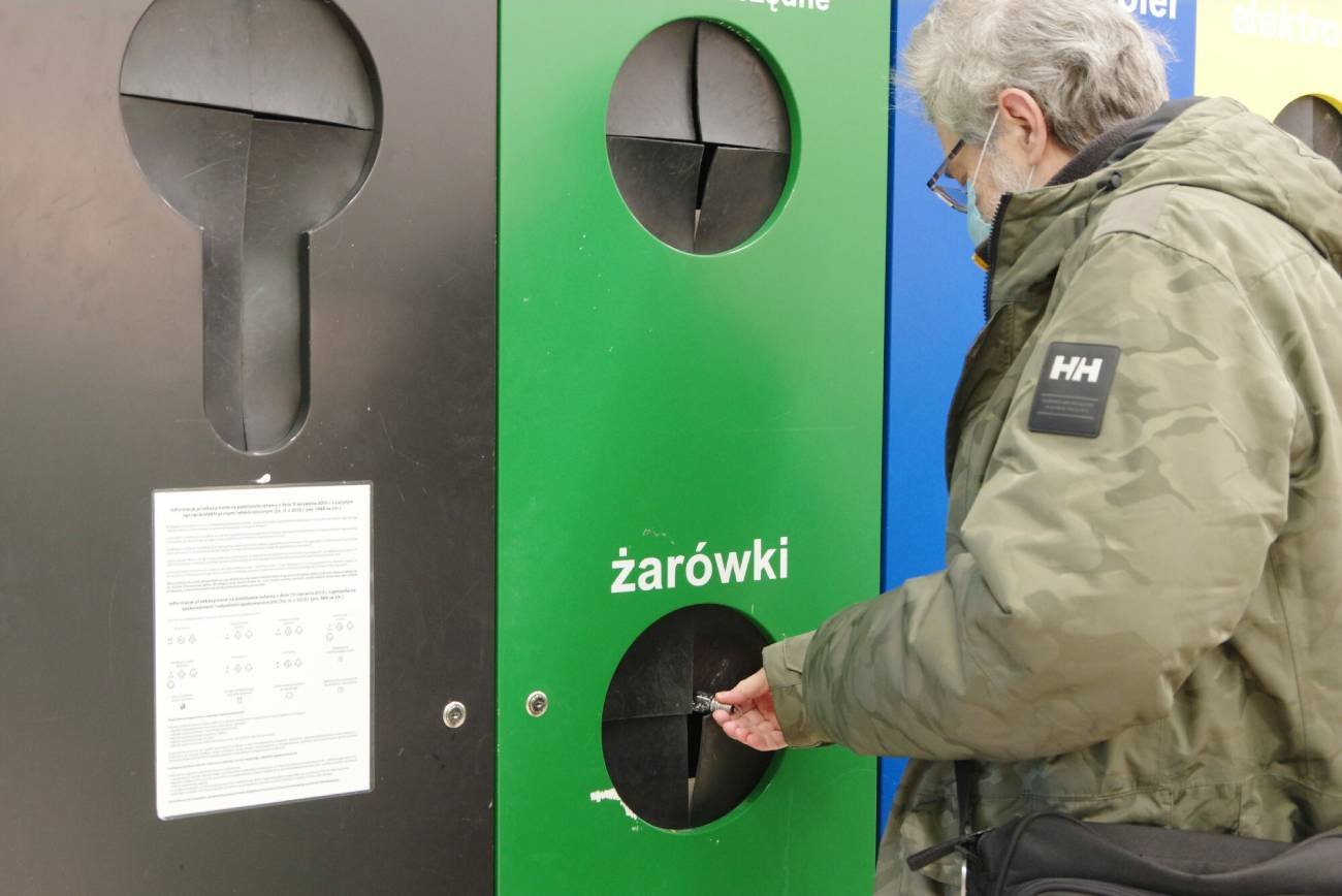 Osoba wyrzucająca żarówkę.