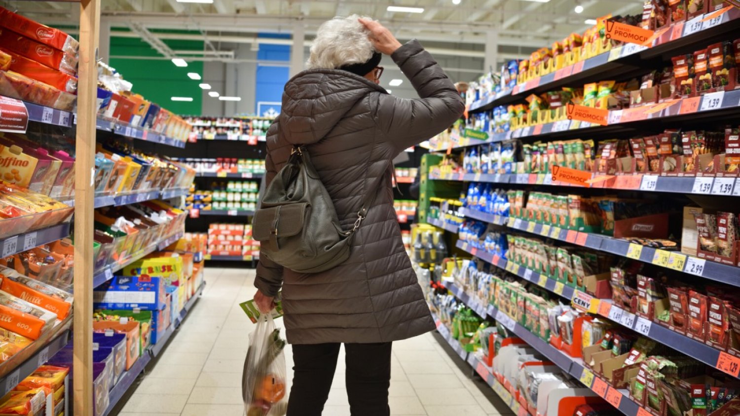 W sklepach wciąż drożyzna, choć na rynkach widać obniżki. Co się dzieje z inflacją?