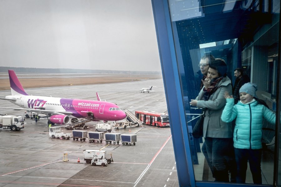WizzAir zlikwidował lub zawiesił ponad 20 połączeń z Polski. Wszystko przez rosnące koszty paliwa i idącą za tym redukcję kosztów.