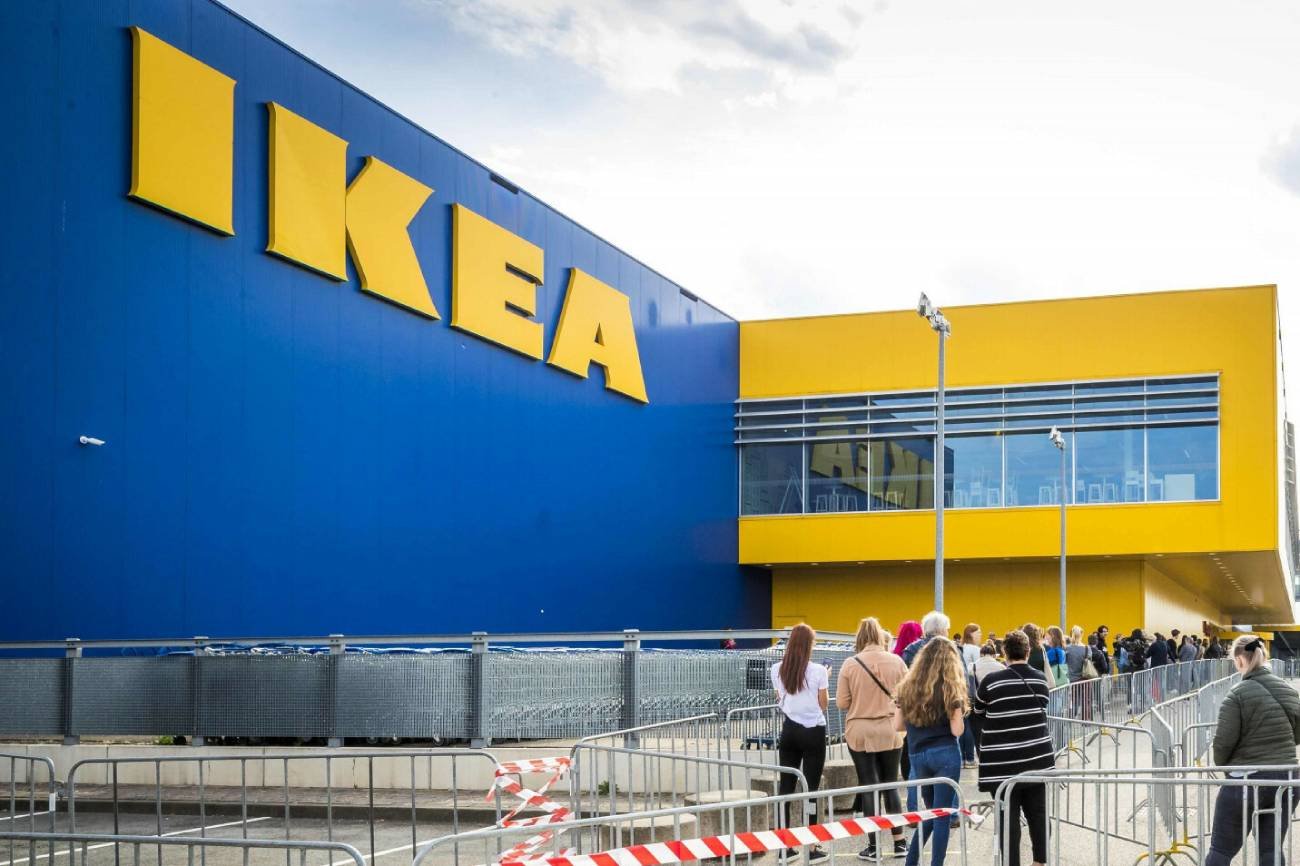 Kolejka przed sklepem IKEA