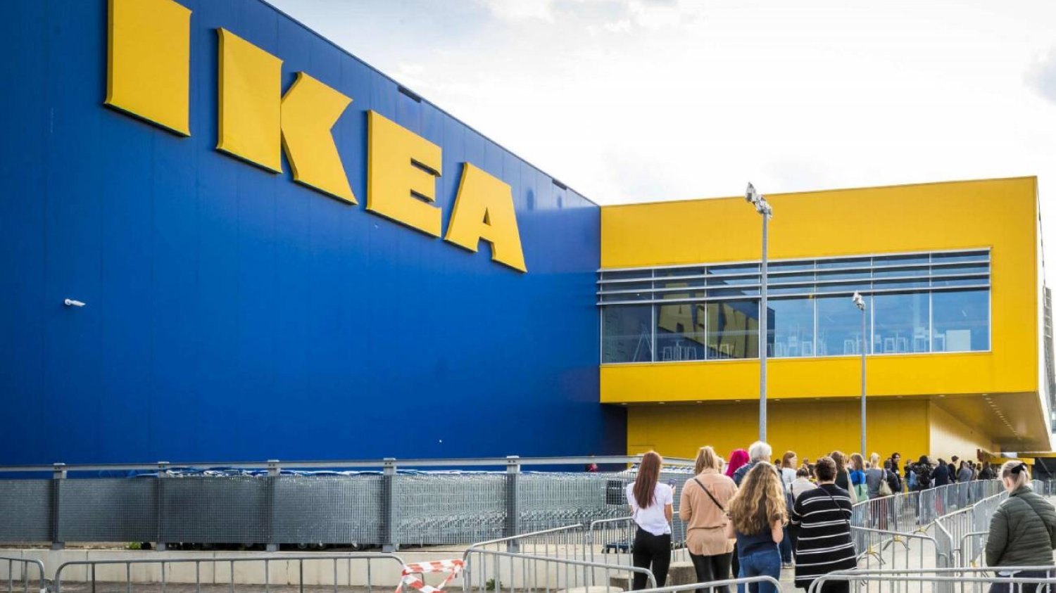 Kolejka przed sklepem IKEA