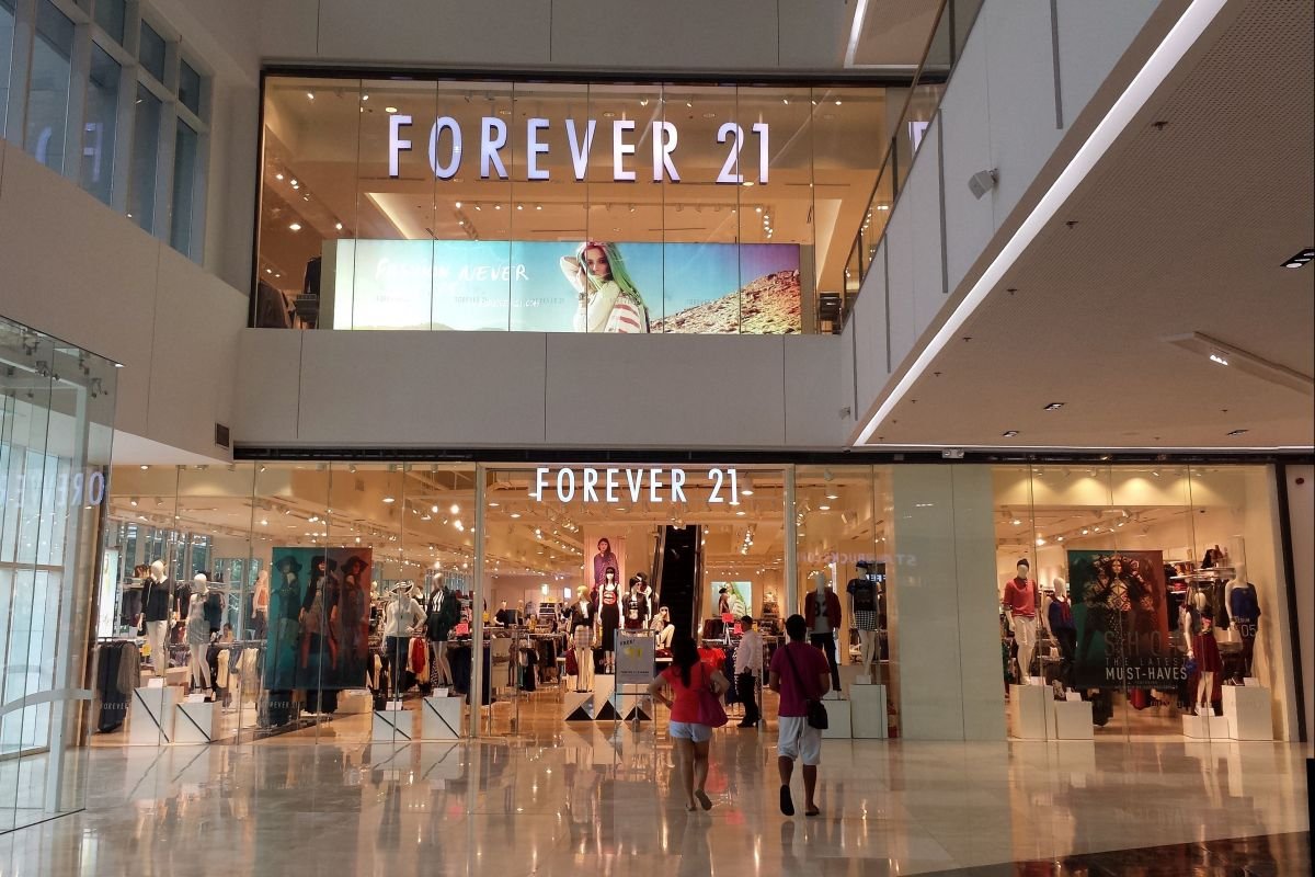 Forever 21, amerykańska sieć sklepów z modą, ogłosiła bankructwo. W Polsce działa 7 sklepów prowadzonych przez franczyzobiorcę
